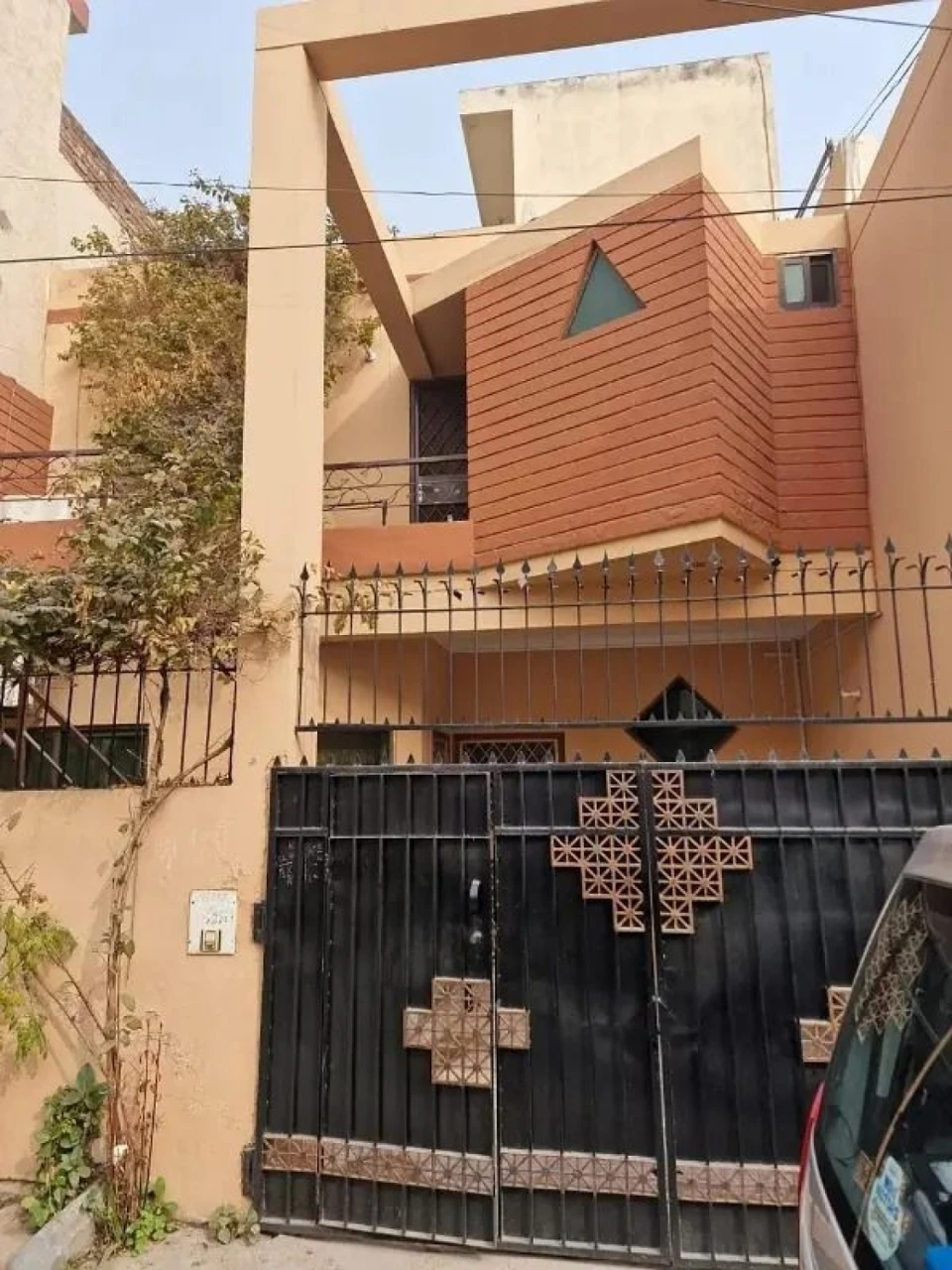 4 marla house in central cavalry extension for sale